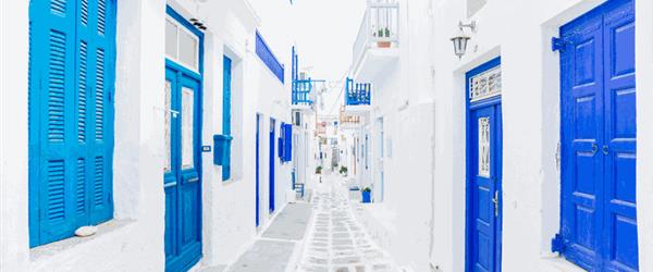 Wakacje na Mykonos - co warto zobaczyć? - Czy ten kontrast białych ścian oraz niebieskich drzwi nie jest definicją greckich wakacji?