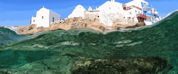 Wakacje na Mykonos - co warto zobaczyć? - Niesamowity widok Panagia Paraportiani wyłaniającego się znad tafli wody